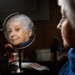 regards de personnes âgées, entre soulagement et doutes face à la perspective d’une loi