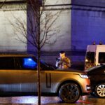 un homme blessé par balle après avoir menacé des gendarmes sous l’Arc de triomphe ; le Parquet national antiterroriste se saisit de l’enquête