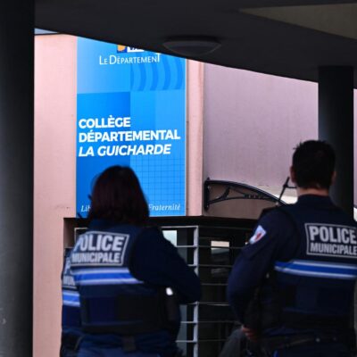 A Sanary-sur-Mer, après l’agression au couteau d’une enseignante par un collégien, le choc de la communauté scolaire
