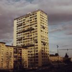 au cœur de Marseille, plongée dans le quotidien des habitants de Bel Horizon, pris au piège de leur tour