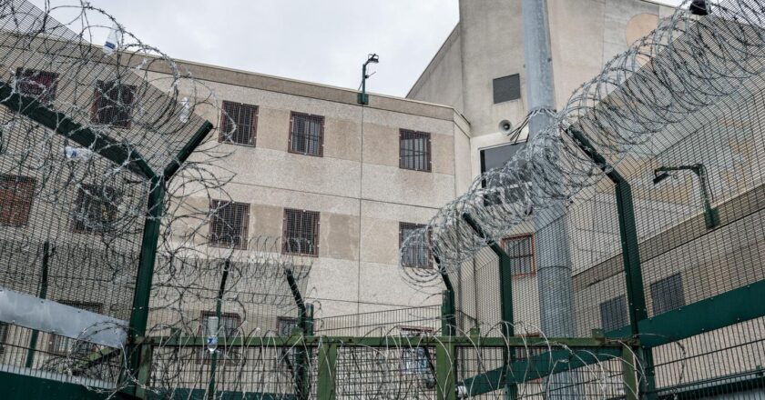 Les prisons françaises comptaient 86 645 détenus au 1ᵉʳ février 2026, leur plus haut niveau selon les chiffres du gouvernement