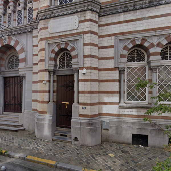 une explosion a eu lieu devant une synagogue sans faire de blessés, les autorités dénoncent un « acte extrêmement violent d’antisémitisme »