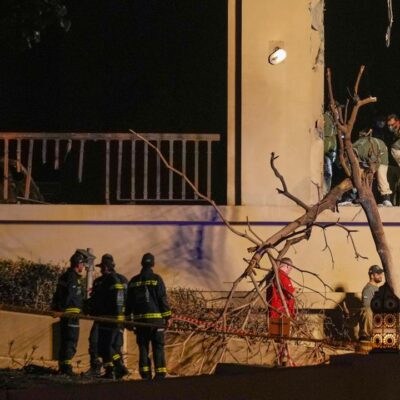 Donald Trump affirme qu’Ali Khamenei est mort, Téhéran ne confirme pas ; des frappes iraniennes touchent Dubaï et Abou Dhabi