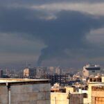 Donald Trump prévient que l’« Iran va être très durement frappé aujourd’hui » ; la marine iranienne affirme avoir lancé une « vague massive d’attaques de drones » contre des bases américaines