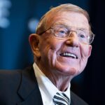 Lou Holtz, College Football Hall of Fame coach, dead at 89